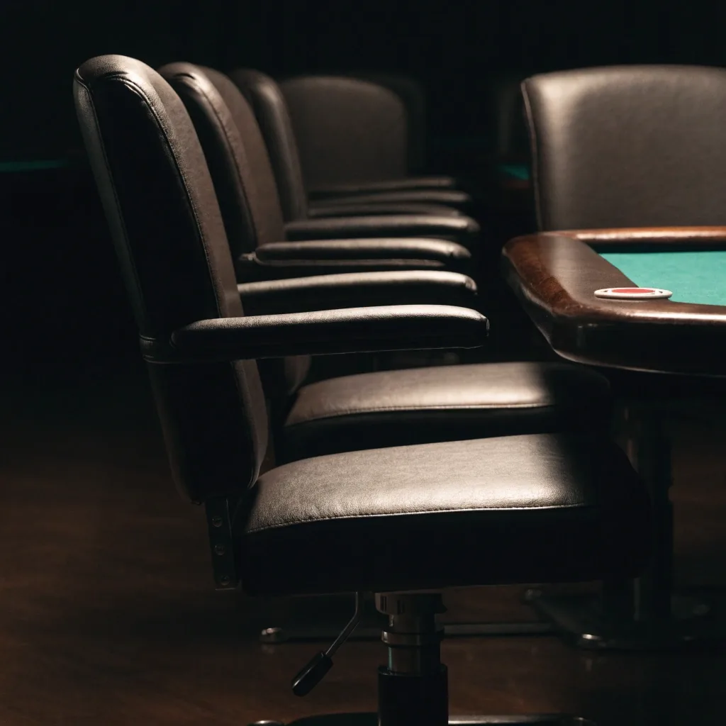 Krzesła z regulacją wysokości i skraj stołu pokerowego w sali